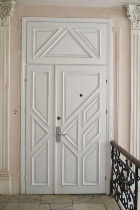White Door Heart Of 4 Apartment *
